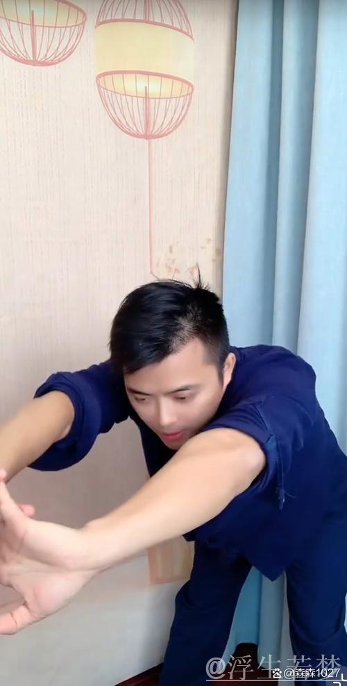 旋风翔哥挑战台湾网红馆长，被鞭腿击翻犹如旋转陀螺！